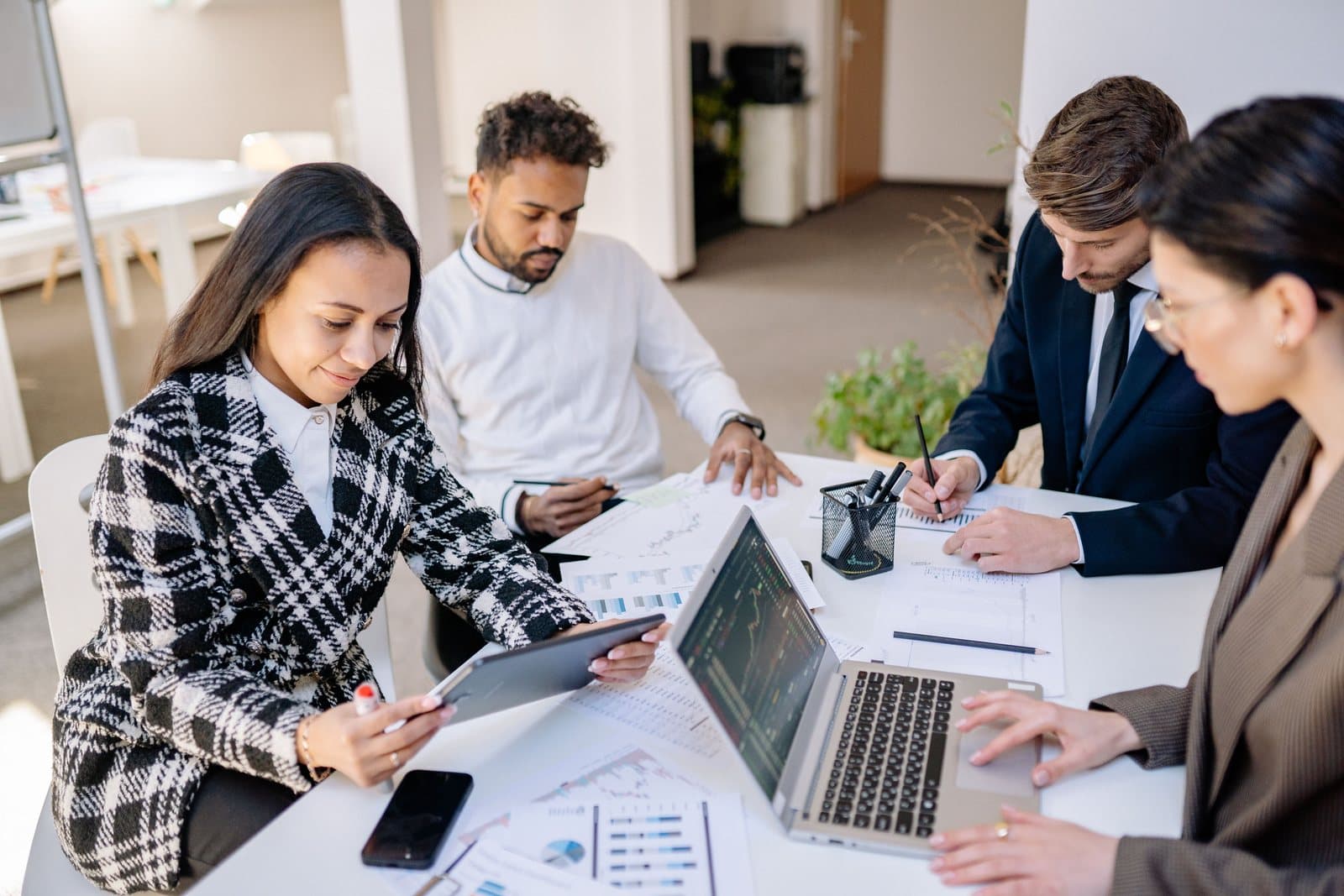 A manager presenting growth projections to a project team